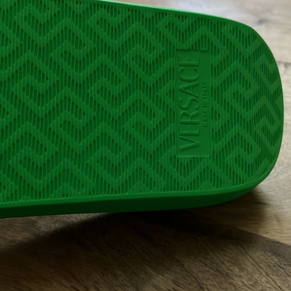 Rubber pool slides with Versace Allover pattern in a three-dimensional effect. - Picture 4 of 5